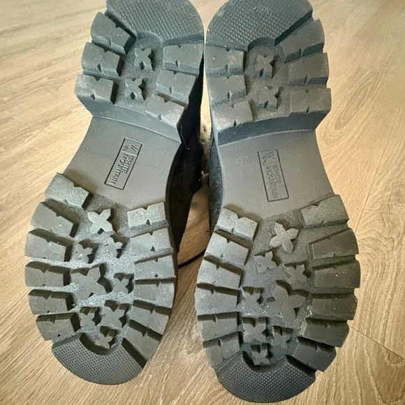 White Mountain black boots, fur lined, size 8, only worn once. - Picture 3 of 5